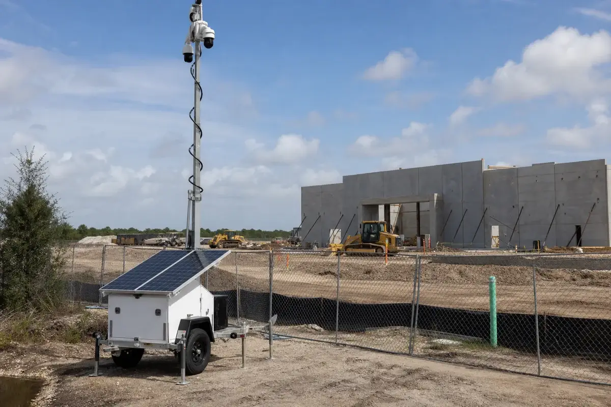 Mobile solar security tower monitoring a commercial construction site in Tampa, Florida