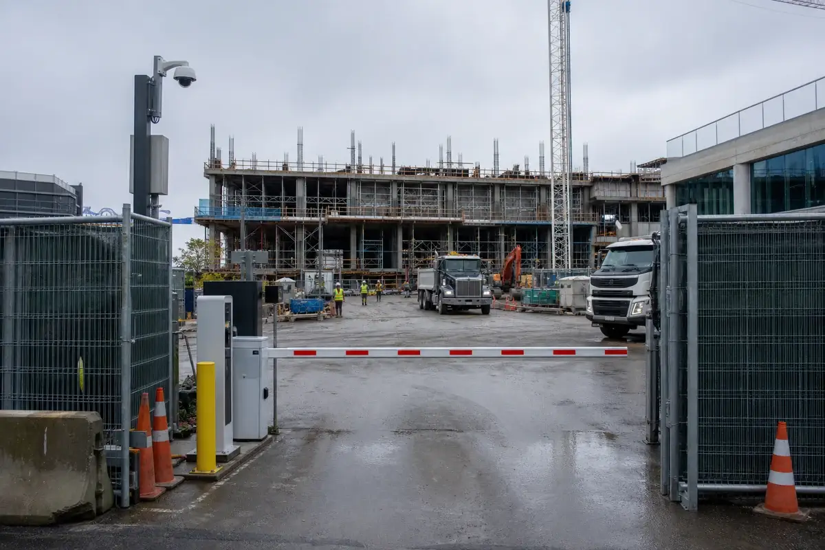 Controlled commercial construction entrance with gate and access security